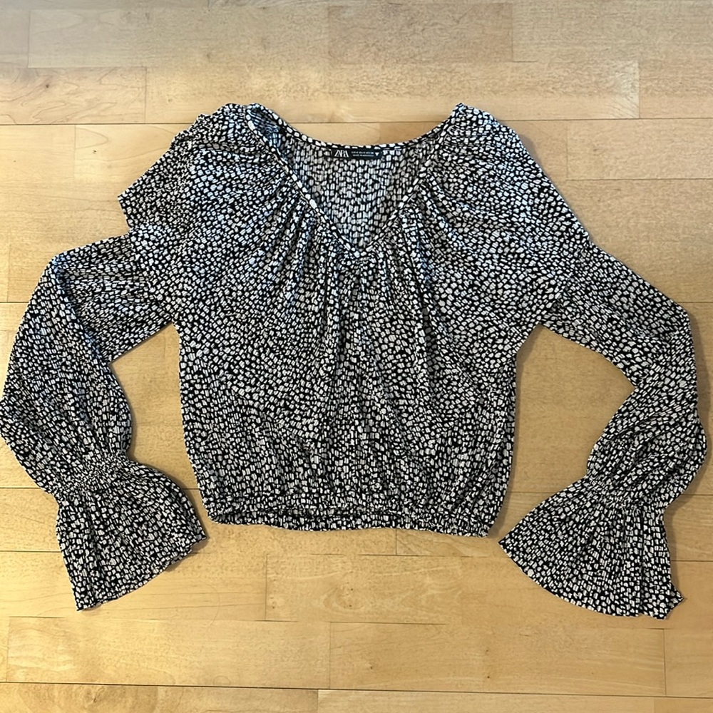 Zara Black and White Patterned Cropped Blouse, Size Smalll